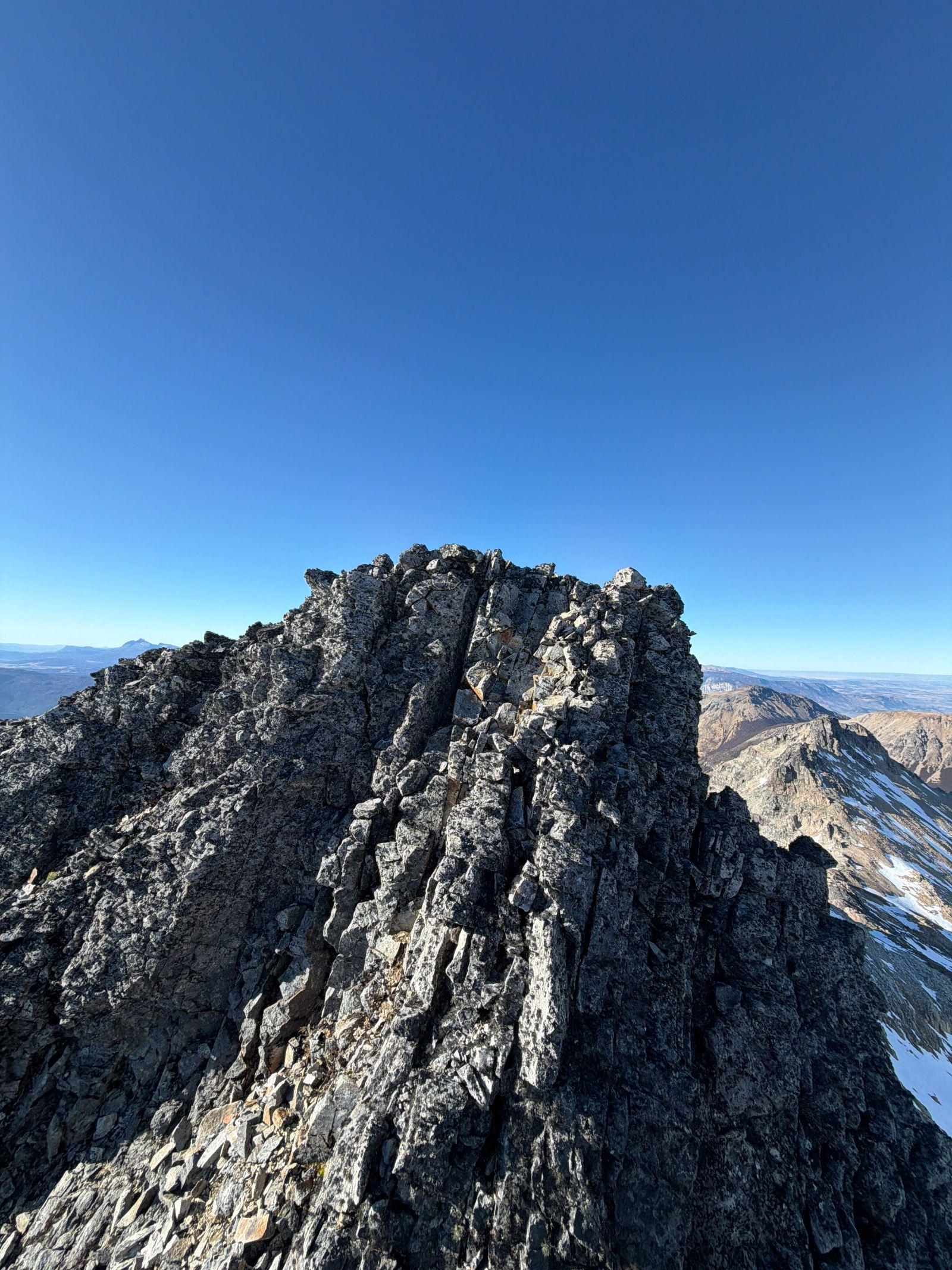 Cumbre del Punta Vera desde falsa cumbre ubicada al Oeste (1630 msnm)