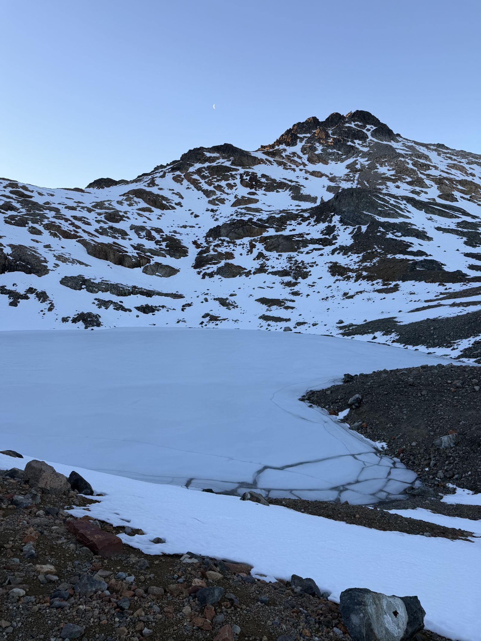 Laguna congelada bajo la Punta Vera.