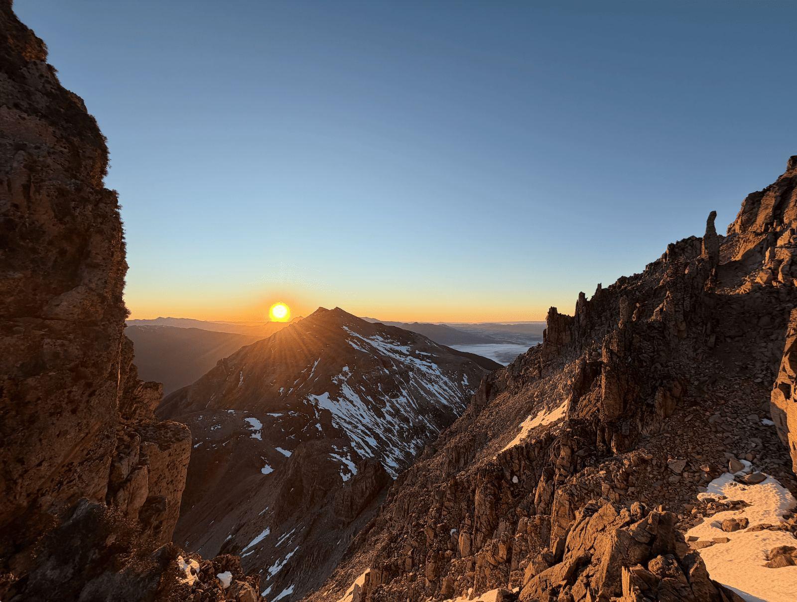 Casi llegando a la cumbre del cerro Romo, amanecía al fondo con el cerro Cono Negro entremedio.