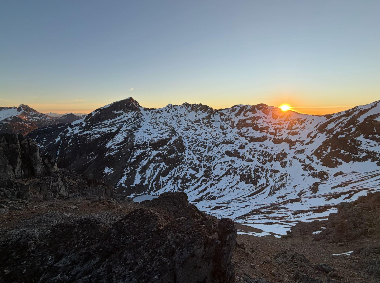 Vista del Cerro Innominado (a la izquierda) al atardecer.