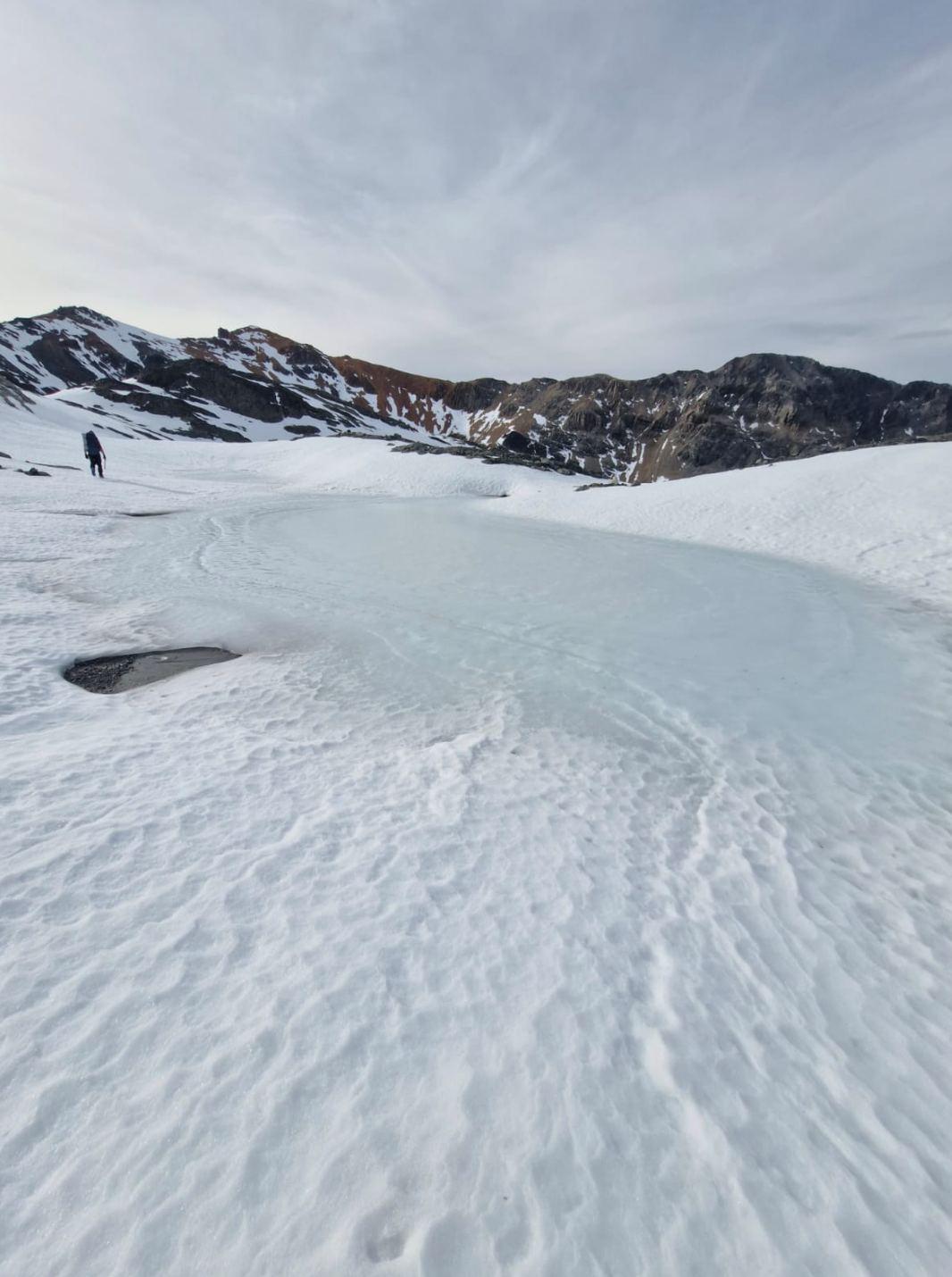 Laguna congelada en el camino que sin embargo permite obtener agua de sus orillas descongeladas.
